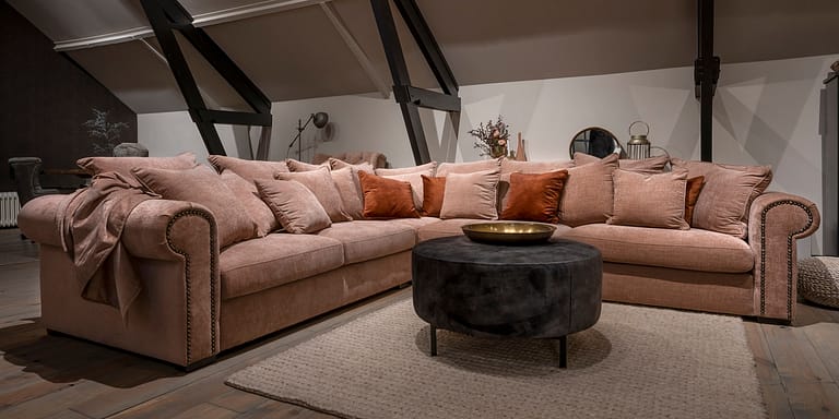UrbanSofa-Merlin-Vintage-Hoekbank-Belize-Rose-Paris-Hocker-Vienna-Antracite-Shantra-Wool-Cables-Vloerkleed-Liggend