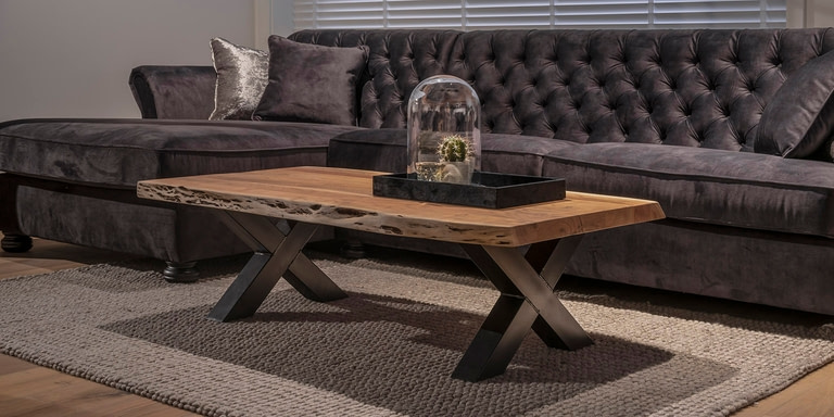UrbanSofa Calmont Loungebank Vienna Antracite Live Edge Salontafel Shantra Wool Honeycomb Vloerkleed Sfeer Liggend scaled