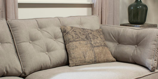 UrbanSofa Goa Patch Taupe Kussen 530x265 1