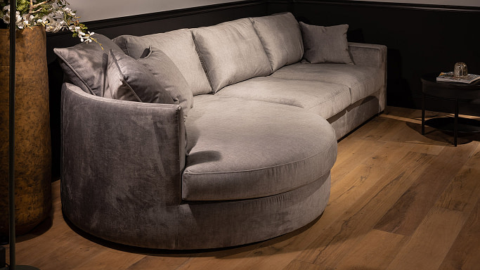 UrbanSofa Giorno Casia Loungebank Rond Montreux Light Grey Detail Liggend scaled e1637139250721