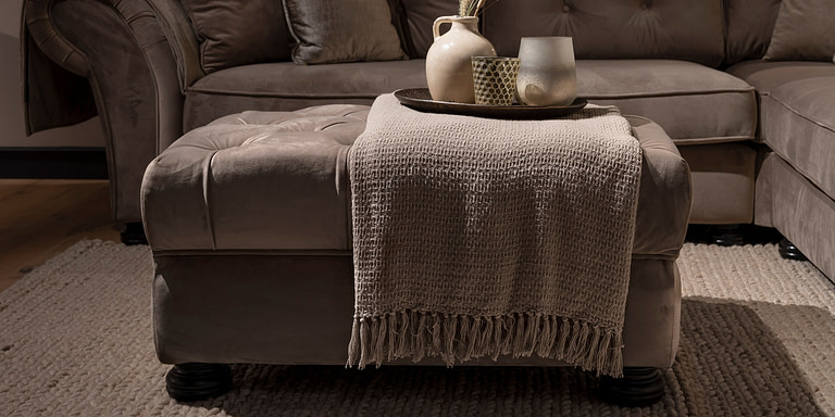 UrbanSofa-Montreal-Hocker-Napels-Taupe-Plaid-Detail-Liggend