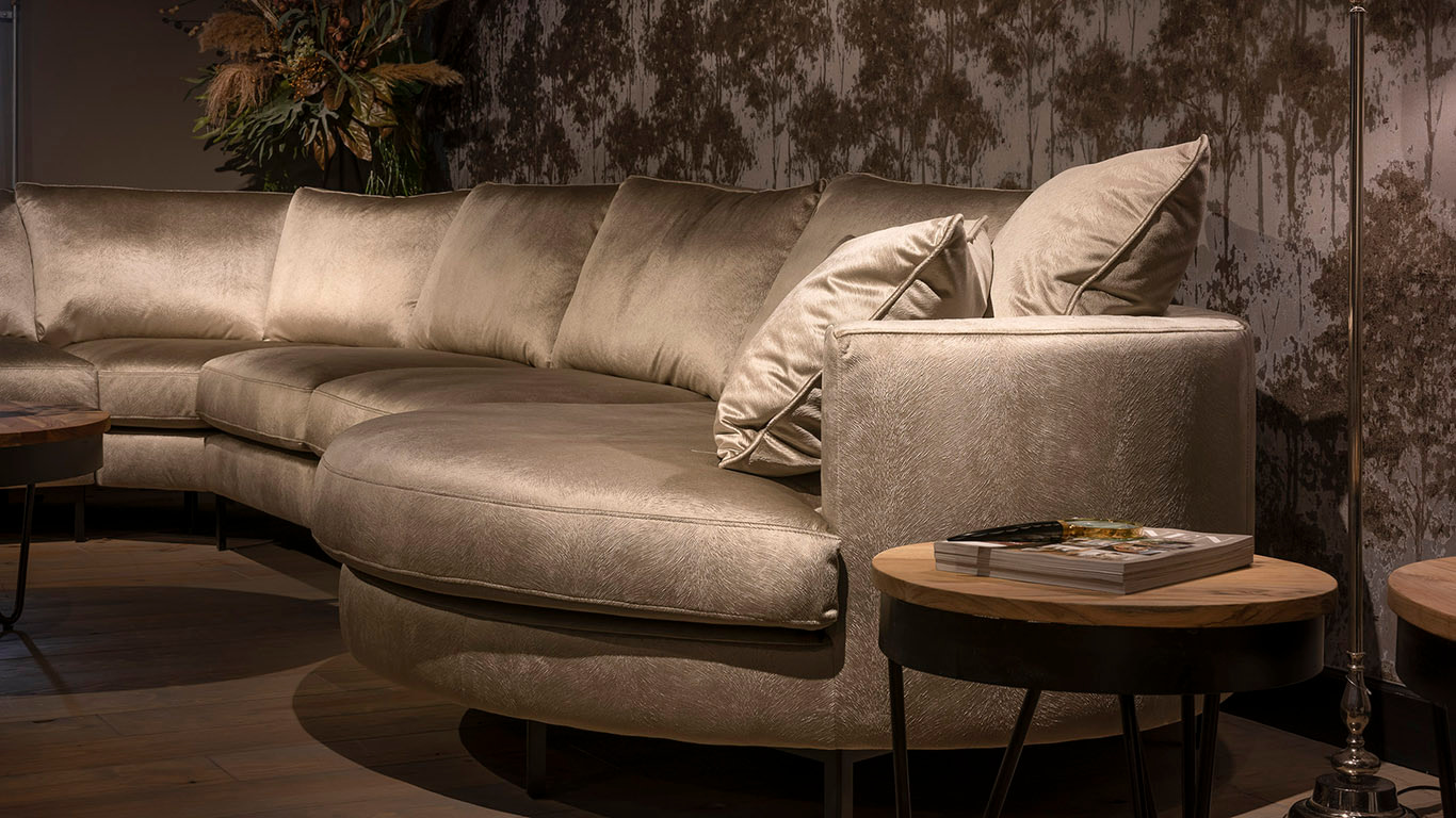 UrbanSofa Lausanne Casia Hoekbank Bergamo Fur Silver Lounge Sfeer Website scaled
