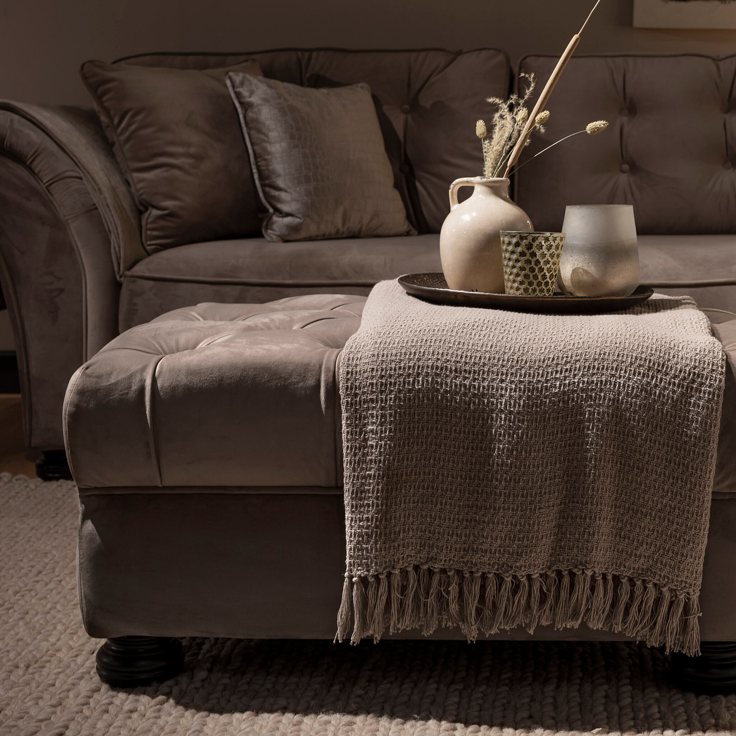 UrbanSofa-Montreal-Hocker-Napels-Taupe-Plaid-Detail-Vierkant