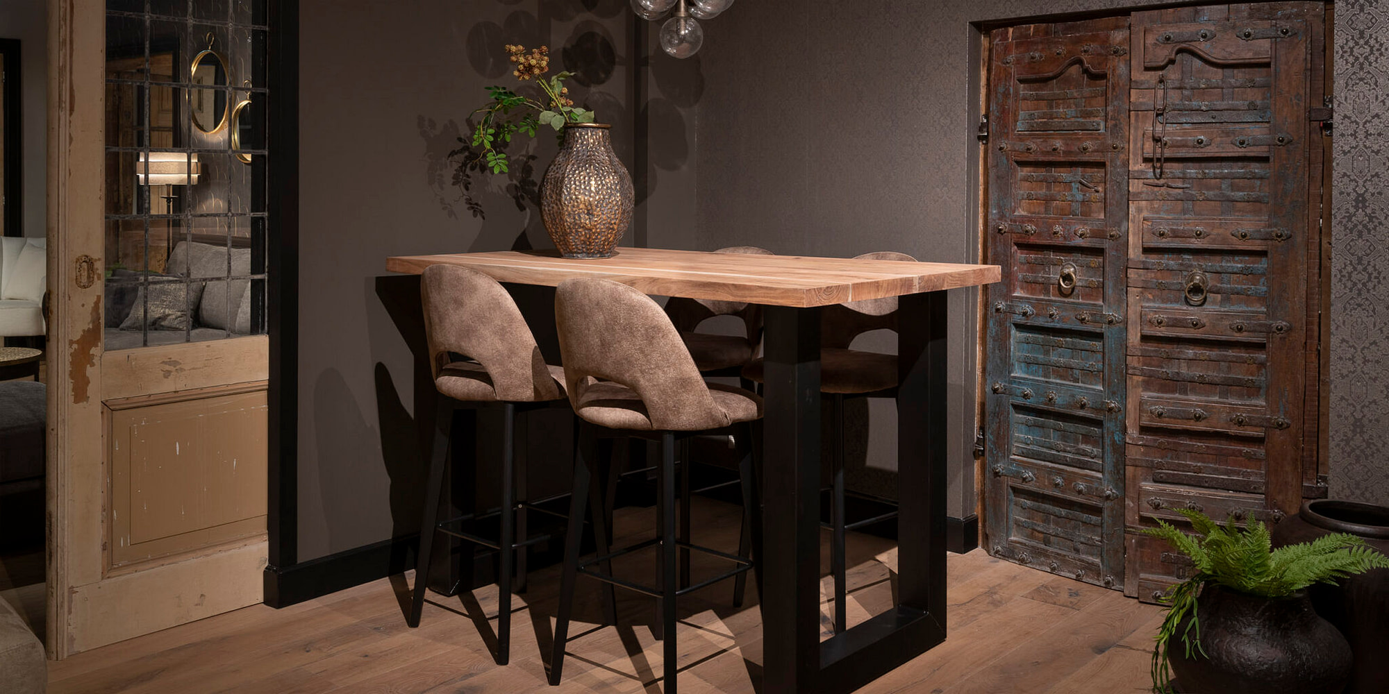 UrbanSofa-Napoli-Barkruk-Open-Nathan-Sand-Rocco-Bartafel-U-Poot-Large-Zwart-Liggend