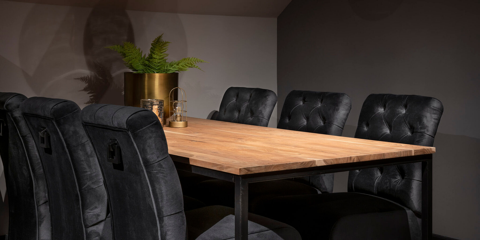 UrbanSofa-Toulouse-No-Arms-Eetstoel-Napels-Black-Monaco-Eettafel-Liggend
