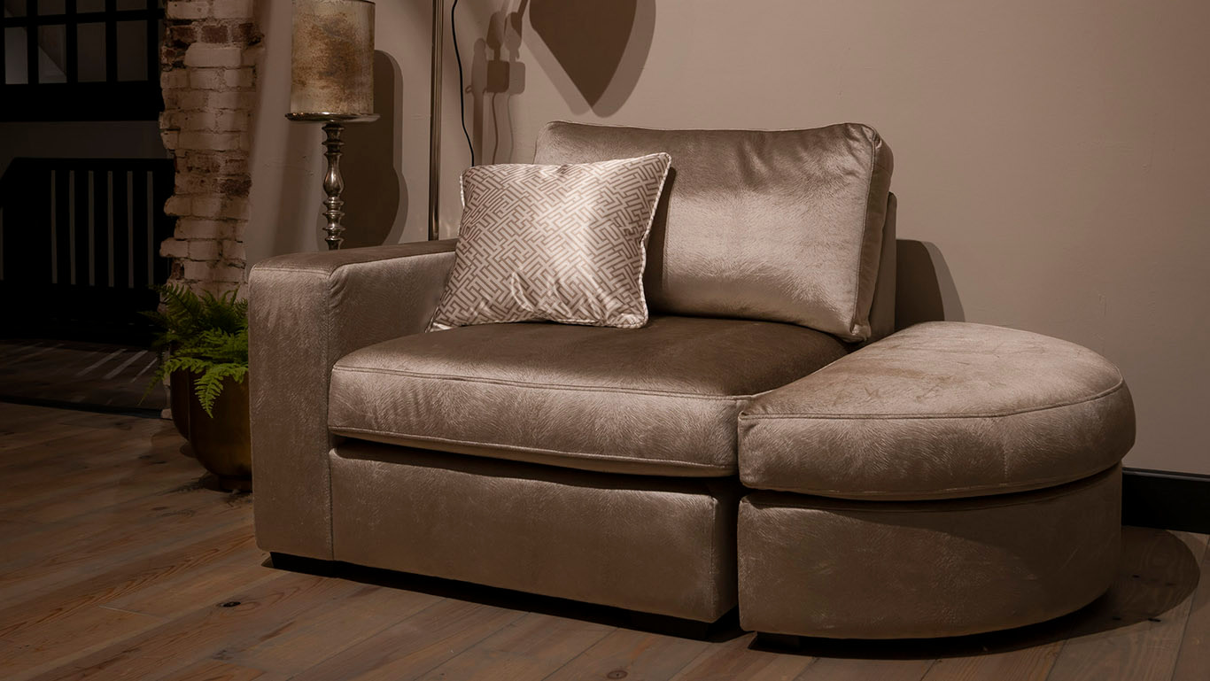 UrbanSofa Giorno Loveseat Met Ronde Hocker Bergamo Fur Silver Website scaled