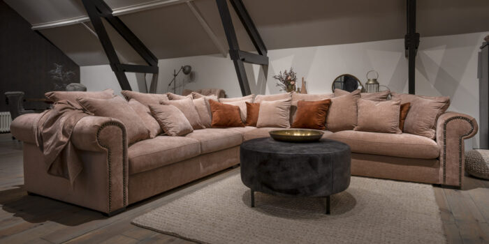 UrbanSofa Merlin Vintage Hoekbank Belize Rose Paris Hocker Vienna Antracite Shantra Wool Cables Vloerkleed Liggend 4 scaled e1638263993742