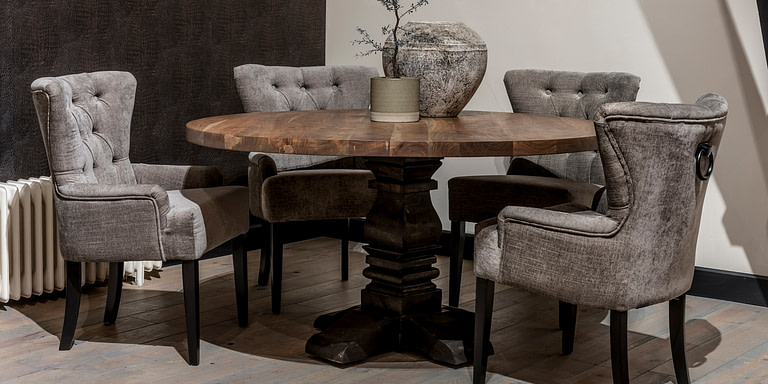 UrbanSofa Amy Eetkamerfauteuil Belize Taupe Robin Eettafel Kloosterpoot Liggend scaled e1637071241590