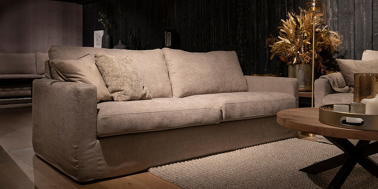 UrbanSofa Cambridge Casia Sofa Dursy Light Grey Robin Salontafel Rond Spinpoot Zwart Liggend scaled