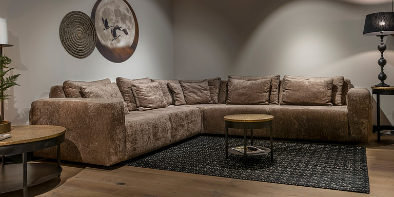 UrbanSofa-Tommy-Hoekbank-Byron-Liver-Andalusie-Gold-Salontafel-Met-Onderblad-Mundra-Gold-Vloerkleed-Liggend