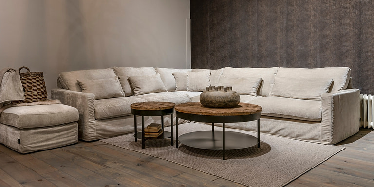 UrbanSofa-Cambridge-Casia-Hoekbank-Belize-Sand-Caro-Salontafel-Met-Onderblad-Shantra-Wool-Plain-Vloerkleed-Liggend
