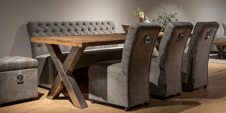 UrbanSofa-Toulouse-No-Arms-Eetkamerfauteuil-Belize-Taupe-Burlington-Eettafel-X-Poot-Large-Chroom-Liggend