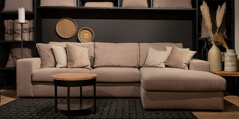 UrbanSofa Lorenzo Casia Loungebank Vancouver Desert Owen Salontafel Liggend scaled