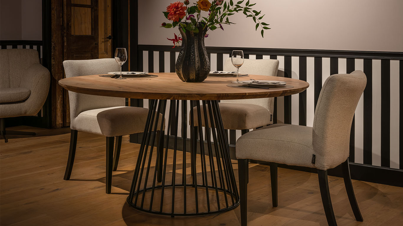 Bruuts Lara Rond eettafel Banister leg Lucien eetkamerstoel Mulberry Linen detail website